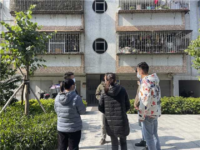 实地走访充分听取业主代表意见.jpg