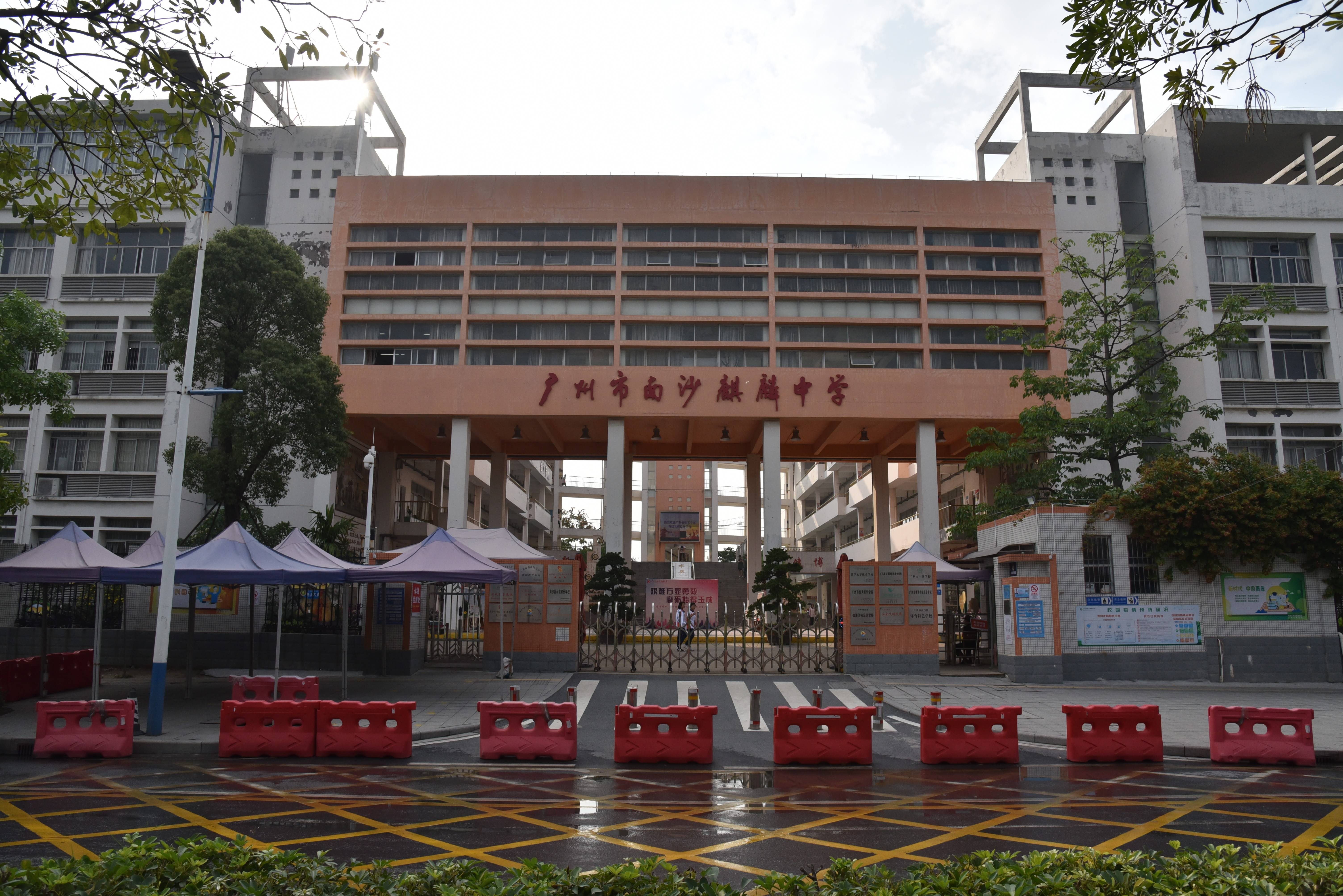 学校门口(1).jpg