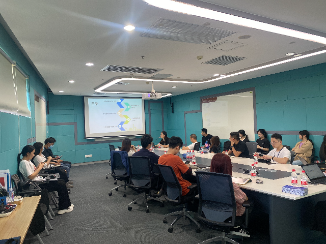 图1.宣讲“港澳青创新十条”政策.jpg