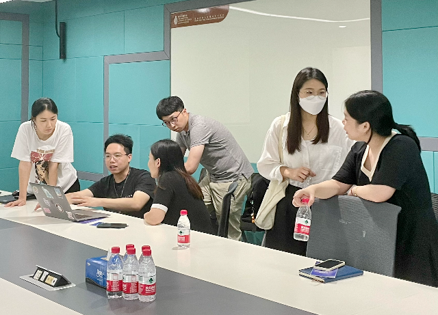 图3.讲师与创业者代表进行座谈交流.jpg