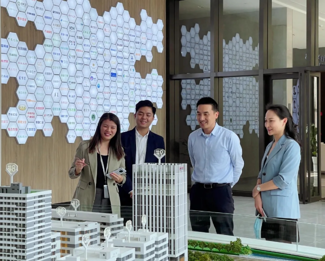 (南沙区商务局党组书记郑康,副局长伍进走访广东医谷产业园区)