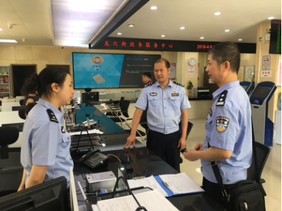 人口管理大队_湘阴县局人口与出入境管理大队民警上门为高龄老人办证(2)