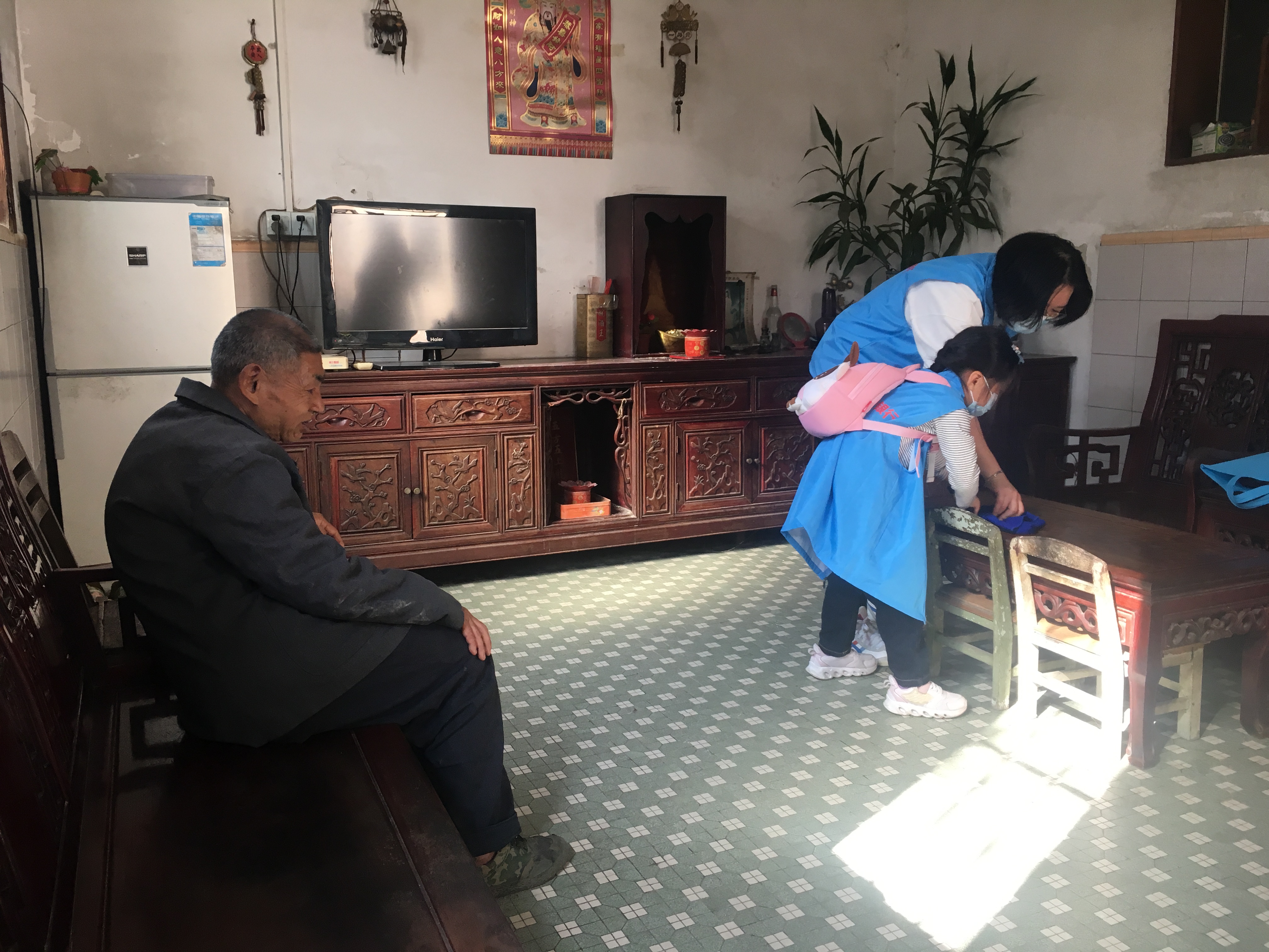 图六：志愿者麦小姐及女儿为服务对象清洁房屋.png