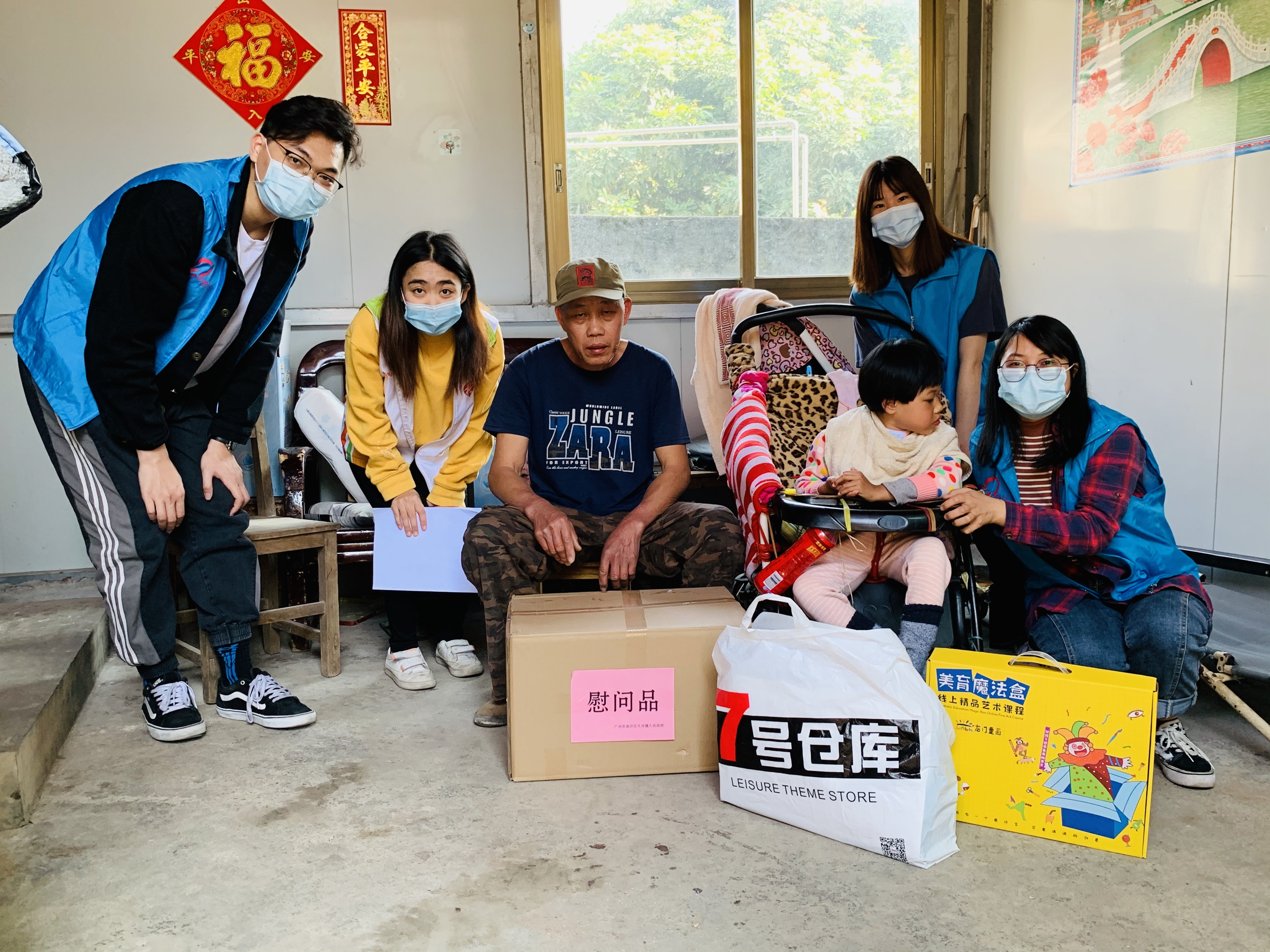 图三：志愿者和小莹父女合影.jpg