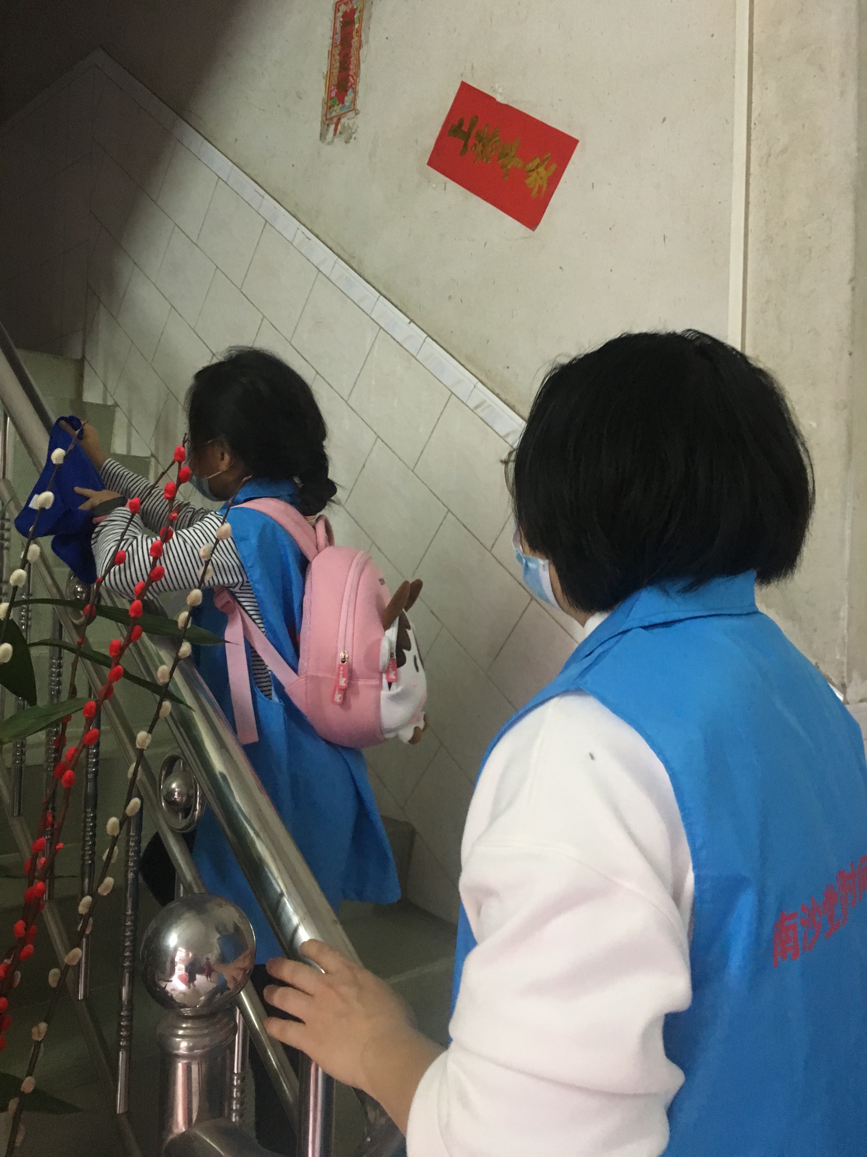 图五：志愿者麦小姐及女儿为服务对象清洁房屋.png