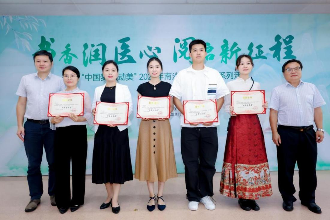 区人大常委会副主任、总工会主席蒙自强（右1）区卫生健康局局长刘韬（左1）为分享人员颁奖.png