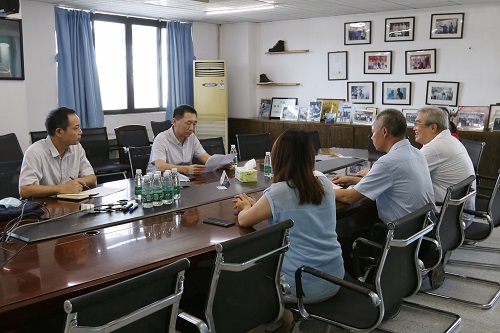 吴主任走访调研协大橡胶.jpg