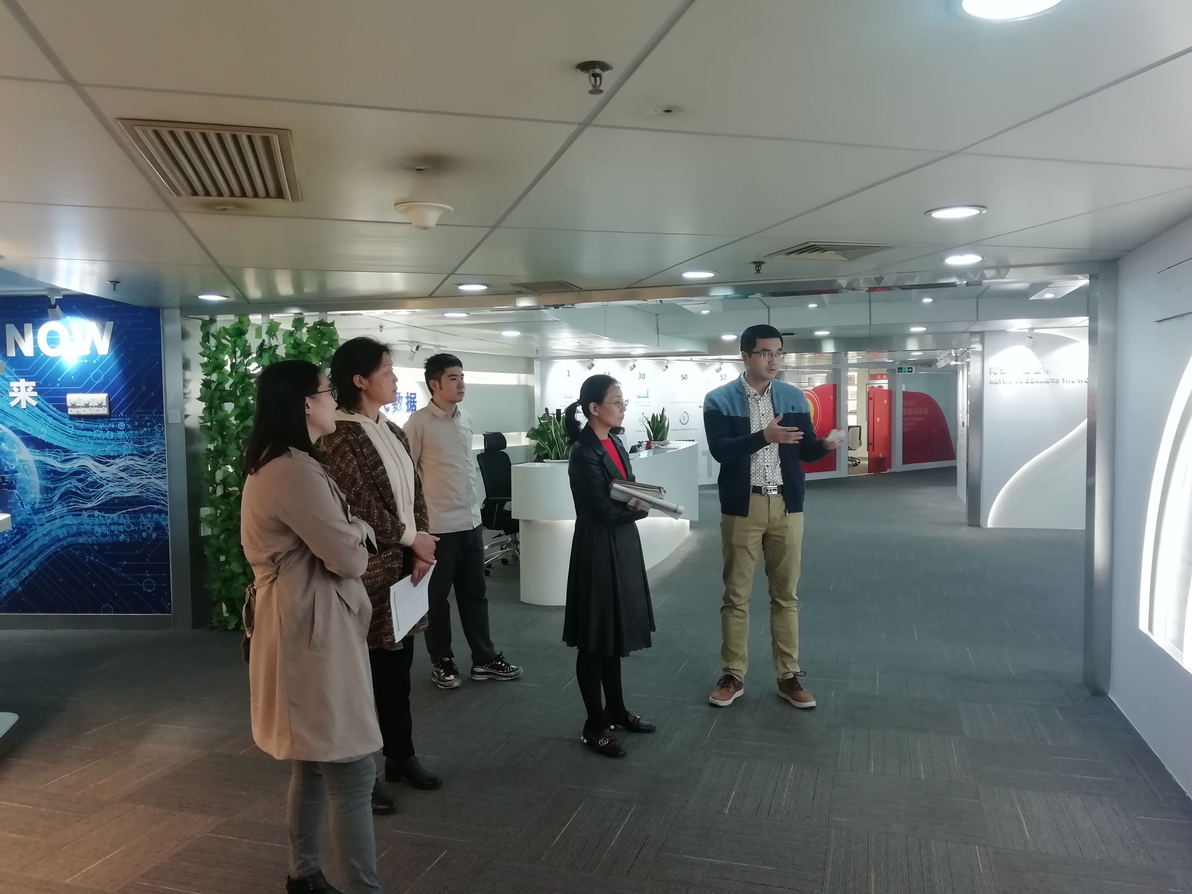区科工信局一行听取奥飞数据发展情况的介绍