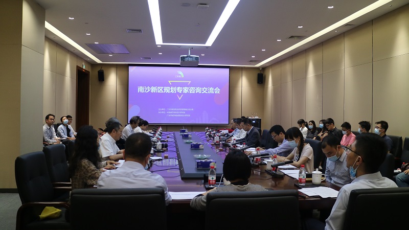 图1：专家团队听取项目成果汇报.JPG