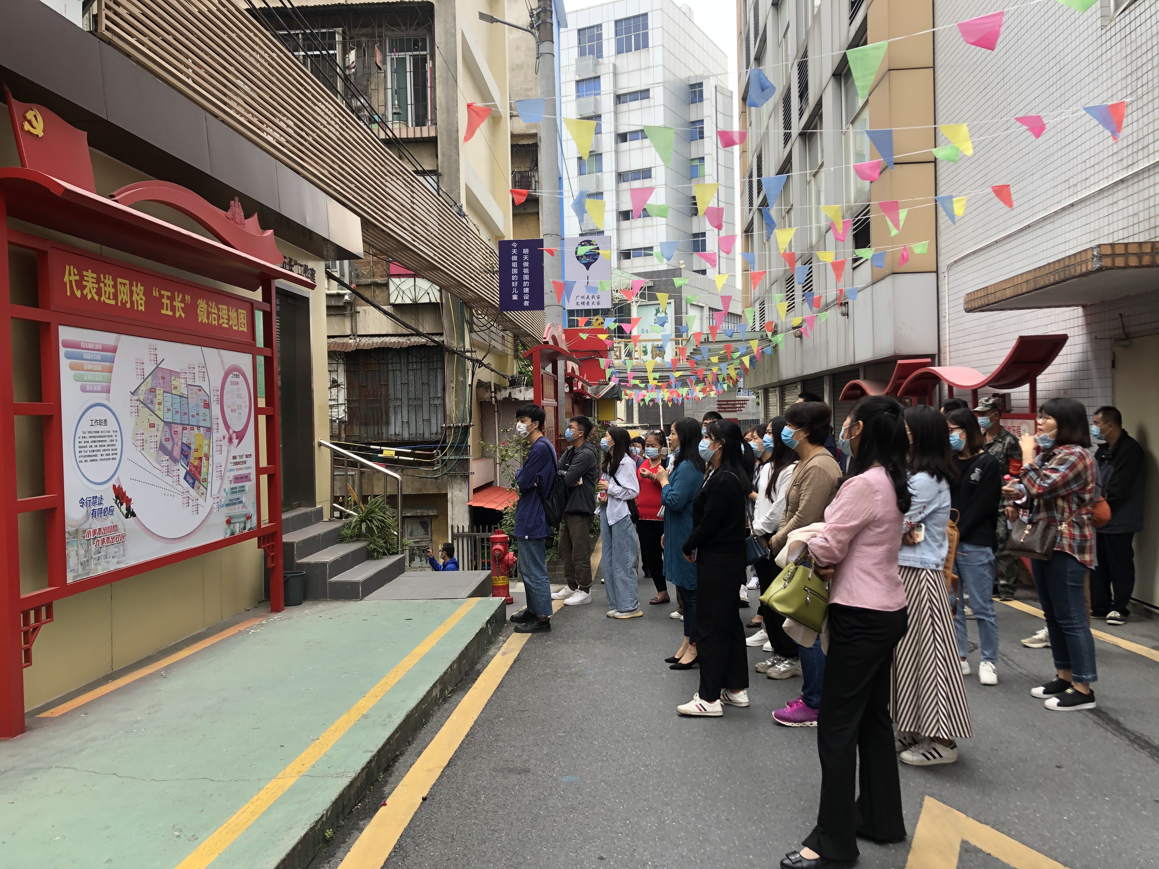 梓元岗社区干部介绍党建文化长廊.JPG