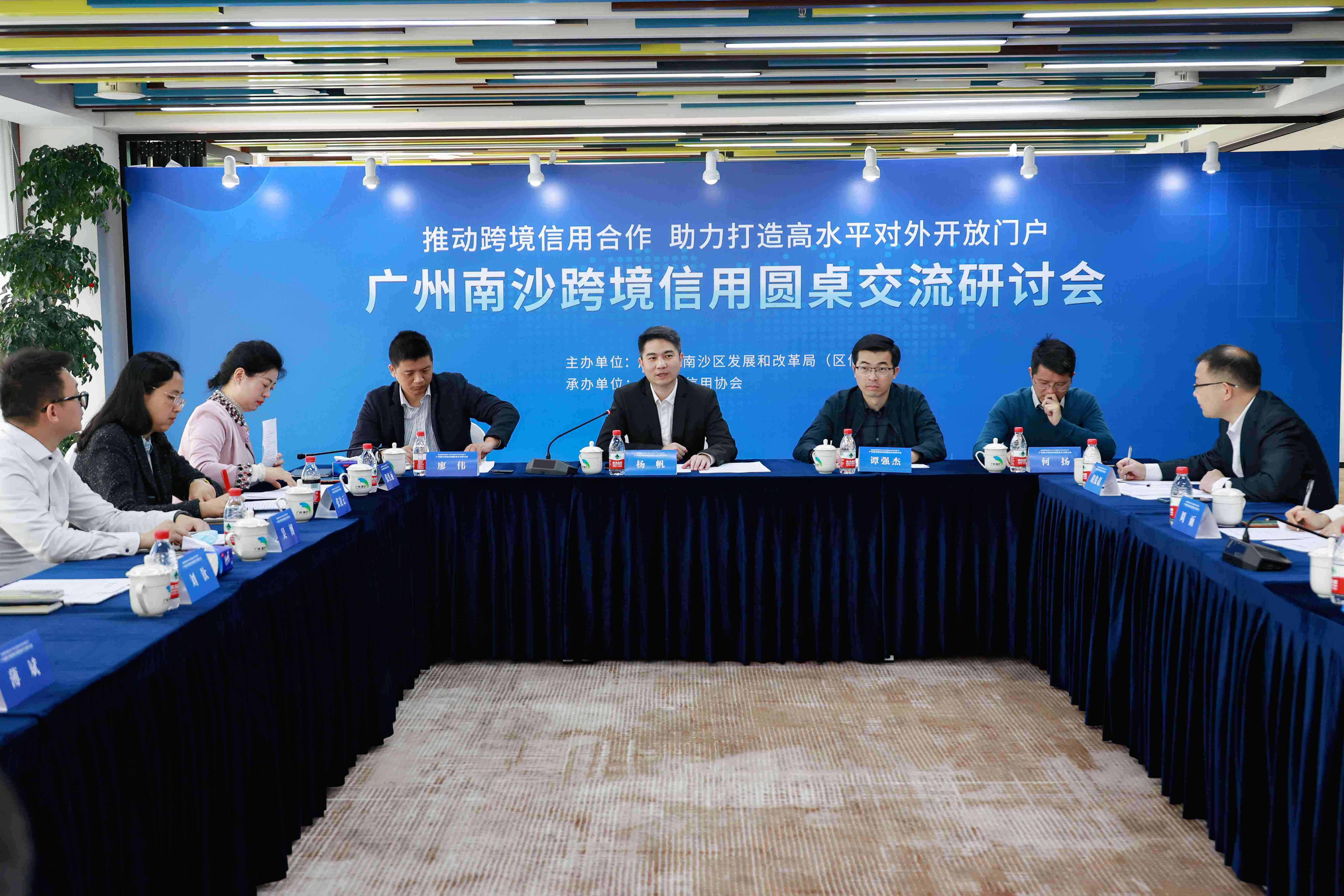 会议进行中2.jpg