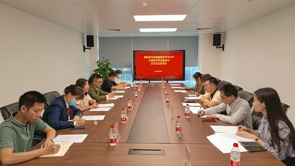 团区委、区政数局在征求意见座谈会上与港澳青年代表座谈交流.jpg