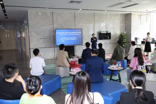 陈慧兰分享政务服务经验及在南沙生活体验.jpg