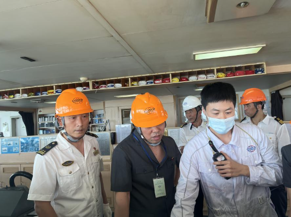 南沙海事处开展庆祝“世界海员日”送服务上船活动1.jpg