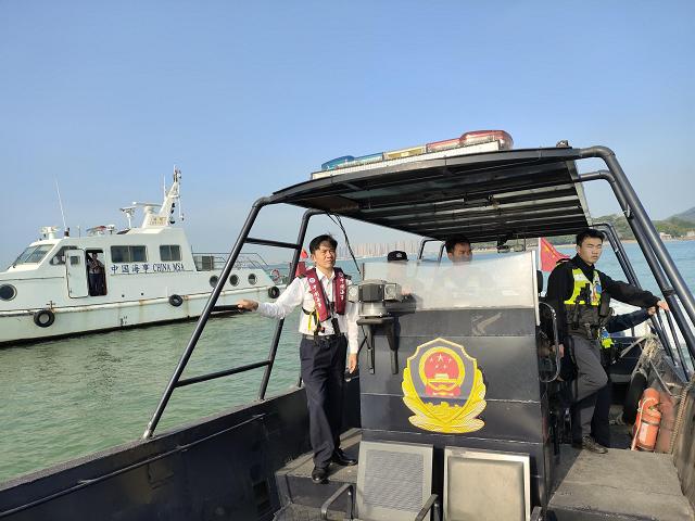 南沙海事处联合市公安局南沙区分局清理虎门大桥桥墩钓鱼艇.jpg
