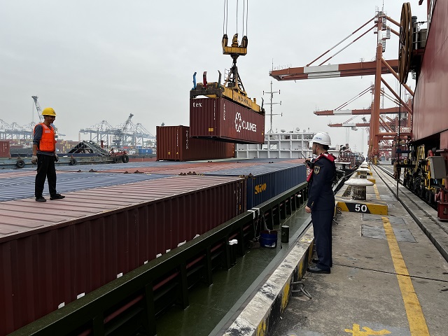 奋战六十天 全年保平安 南沙海事处加强集装箱船舶系固绑扎监管力度.jpg