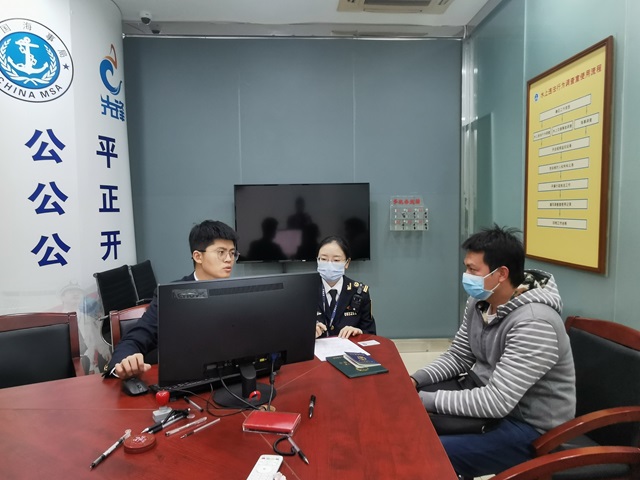 南沙海事处依法查处渔船临水作业未穿救生衣违法行为.jpg