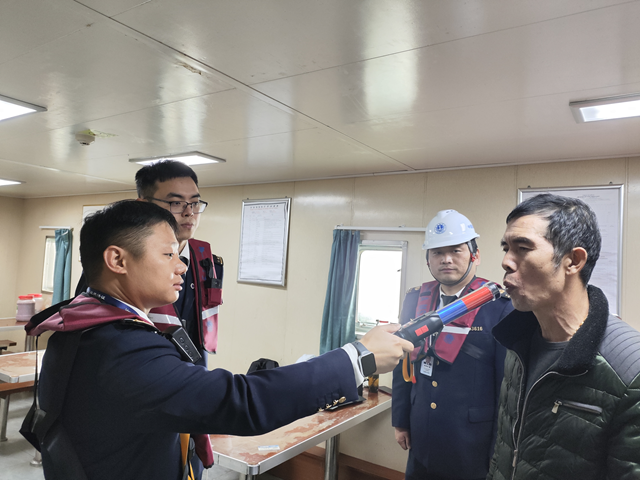 复工复产保安全  南沙海事处加强对值班船员酒精测试.png