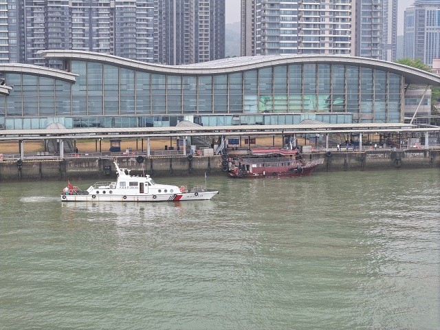 南沙海事处助力首宗香港籍游艇自航入境维修业务开展.jpg
