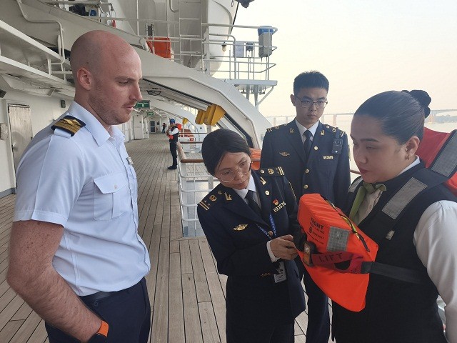 筑牢生命防线 护航邮轮平安 南沙海事处观摩邮轮旅客应急疏散演练.jpg
