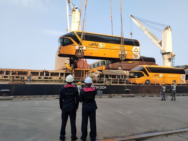 助力南沙自贸区建设南沙海事处顺利保障85辆燃油大巴安全装船出口.jpg
