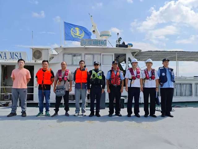 南沙区水安办联合行动检查桥区水域.jpg